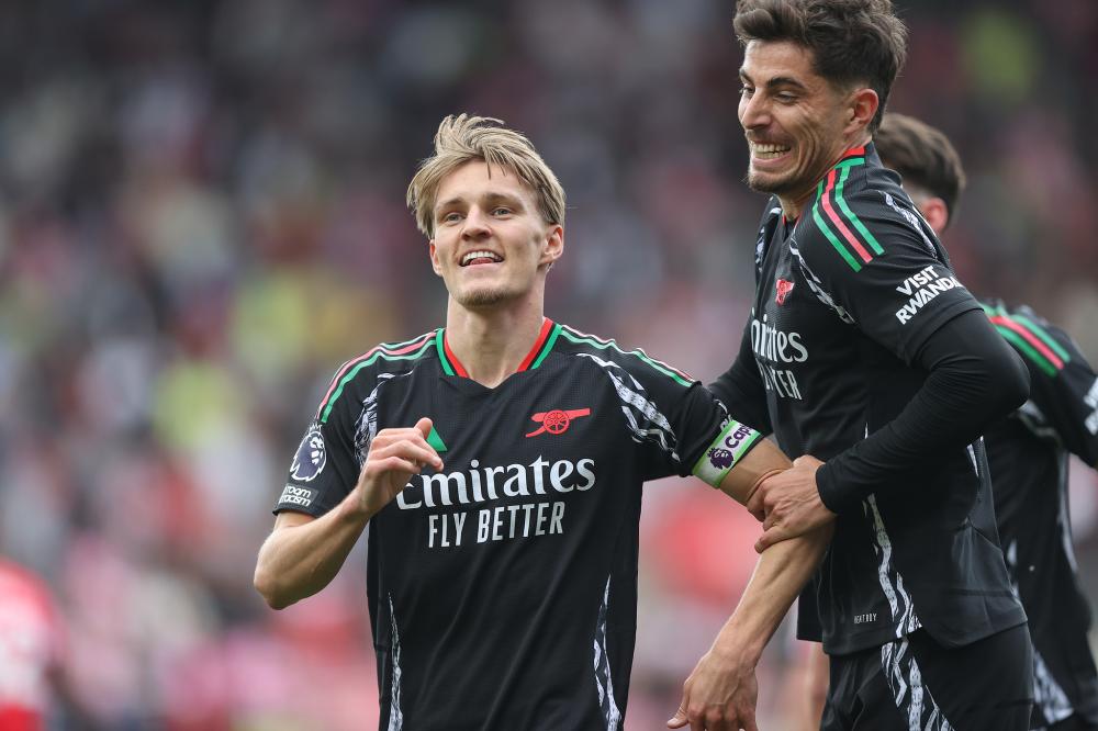 国脚关键传球完成制胜球